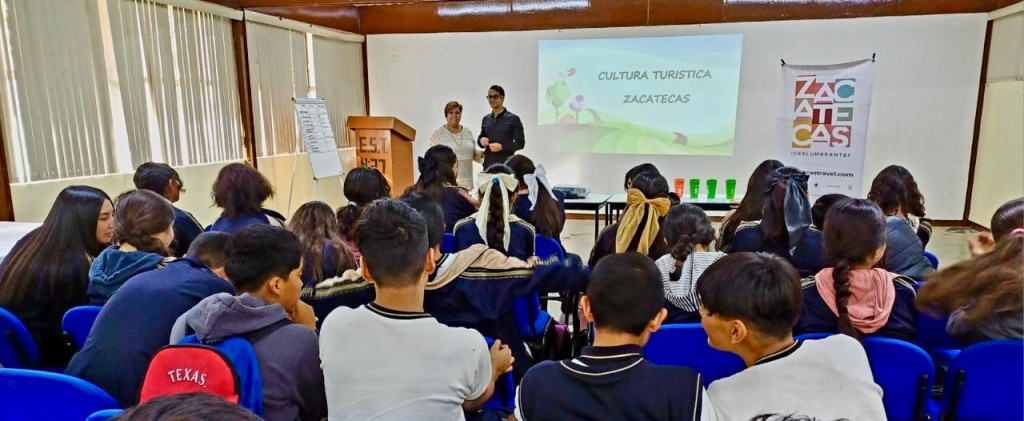 Alumnos de la Secundaria escuchando la Capacitación Cultura Turística de Zacatecas