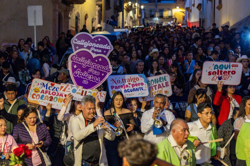 Más de 4 mil asistentes provenientes de municipios y otros estados recorren las calles y callejones del Centro Histórico